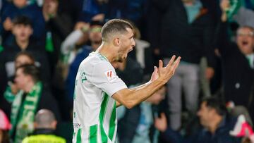 SEVILLA, 10/03/2024.- El centrocampista argentino del Real Betis Guido Rodríguez celebra su gol, durante el partido de la Jornada 28 de LaLiga EA Sports que Real Betis y Villarreal CF disputan hoy domingo en el estadio Benito Villamarín. EFE/ Julio Muñoz