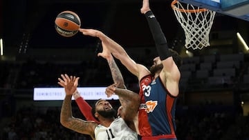 GRAF9665. VITORIA, 01/11/2018.- El jugador del Darussafaka Tekfen, Stanton Kidd (i), lucha por coger el balón con el jugador del Kirolbet Baskonia, Tornike Shengelia (d), en el partido de Euroliga jugado esta tarde en el Fernando Buesa de Vitoria. EFE/Adrian Ruiz De Hierro