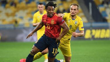 Adama Traoré, en una de sus jugadas en Kiev.