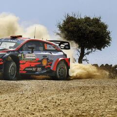 Dani Sordo pincha, pero se mantiene en la pelea de cabeza