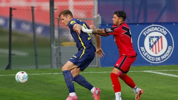 Ratiu trata de frenar a Sorloth en el amistoso contra el Atleti.