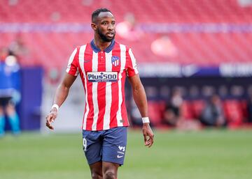 A mitad de la temporada 2020-21, Diego Costa vio como las puertas de la titularidad se le hab¨ªan ido cerrando con la presencia de un gran Luis Su¨¢rez y unos problemas familiares le empujaron a rescindir su contrato para marcharse a Brasil. El Atl¨¦tico dominaba LaLiga con pu?o de hierro, pero necesitaba otro punta que diese aire a Su¨¢rez. Tras mucho buscar, el elegido fue Moussa Demb¨¦l¨¦, cedido con opci¨®n de compra desde el Olympique de Lyon. El delantero franc¨¦s, que se integr¨® bien en el vestuario y siempre deja muestras de cari?o por el Atl¨¦tico en redes sociales, tuvo mala suerte y apenas pudo aportar. Primero el coronavirus y posteriormente un desmayo antes de iniciar un entrenamiento le recortaron minutos y un posible papel m¨¢s protagonista. Demb¨¦l¨¦ acab¨® su cesi¨®n con 140 minutos disputados en siete partidos (cinco de Liga y dos de Champions), viendo como David Soria le quitaba la oportunidad de estrenarse como goleador contra el Getafe. Su mejor foto de rojiblanco: el salto ante el remate de Su¨¢rez para remontar a Osasuna en la pen¨²ltima jornada de Liga.