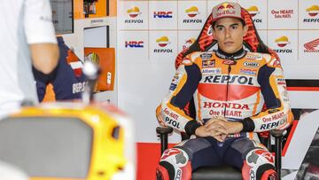 Marc Márquez en el box del Repsol Honda en Misano.