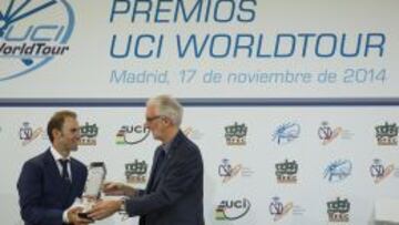 Cookson entrega el premio a Valverde.