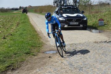 Los ciclistas del equipo Movistar, con Landa, Valverde y Quintana a la cabeza, reconocieron la etapa 9 del Tour de Francia que tendrá 15 tramos de adoquines.