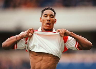 El fichaje de Anelka, el más caro de la historia del fútbol español en su día (35 millones de euros), se vio envuelto por una serie de contratiempos. En primer lugar, el Arsenal llegó a denunciar a la FIFA la actuación del Madrid, ya que el club blanco había negociado con un jugador con contrato en vigor a espaldas del club que tenía sus derechos. Además de las intromisiones de otros grandes clubes de Europa como la Lazio y la Juventus.