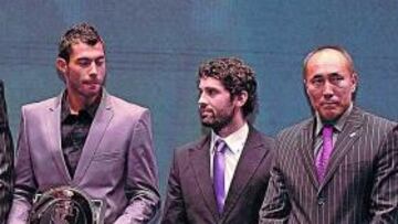 <b>SARMIENTO, EL MEJOR DE LA LIGA</b> Ayer se dieron los premios a los mejores del año pasado. Sarmiento (a la izquierda en la imagen), del Barça y el año pasado en Ademar, fue el mejor jugador. Dinart y Dujshebaev (a la derecha), ambos del Ciudad Real, mejor defensor y mejor entrenador, respectivamente. Además, se nombró el mejor siete: Sterbik (C. Real), Juanín García (Barça, en el centro de la foto), Castresana (Ademar), Abalo (C. Real), Fernández (C. Real), Sarmiento (Ademar) y Steffanson (C. Real).