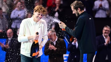 Vienna (Austria), 29/10/2023.- Jannik Sinner of Italy is sprayed with champaign from Daniil Medvedev of Russia (R) after winning their final match at the Erste Bank Open ATP tennis tournament in Vienna, Austria, 29 October 2023. (Tenis, Italia, Rusia, Viena) EFE/EPA/CHRISTIAN BRUNA
