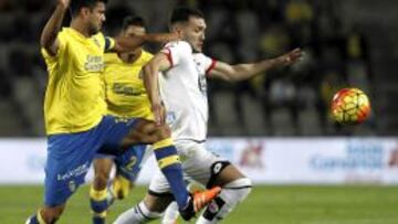 Lucas Pérez intenta controlar ante dos jugadores de Las Palmas.
