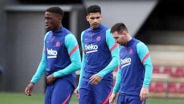 Messi habla con Araújo en presencia de Ilaix Moriba antes de empezar el entrenamiento de ayer en Sant Joan Despí.