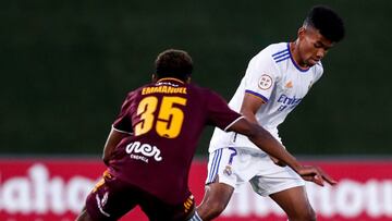 Marvin pelea una pelota con el albaceteño Emmanuel.