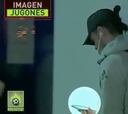Bale entró al estadio del Levante viendo el golf en su móvil