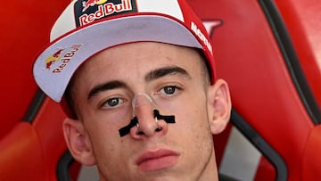 Acosta en su box con el apósito que usa para respirar mejor.