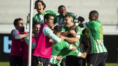 Los jugadores del Betis celebran el gol de Fekir en Bala&iacute;dos.
