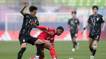 . VALPARAÍSO (CHILE), 03/10/2025.- Giovany Herbert (c) de Panamá disputa el balón con Kim Myung-jun (i) de Corea del Sur este viernes, en un partido del grupo B de la Copa Mundial Sub-20 entre Panamá y Corea del Sur en el estadio Elías Figueroa Brander, en Valparaíso (Chile). EFE/ Adriana Thomasa
