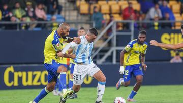 Fali en un duelo con Rahmani, jugador del Málaga en el encuentro de la jornada 9 de la Liga Hypermotion. Temporada 2024-2025.