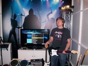 Riccitiello está encantado con la competencia entre Rock Band y GH