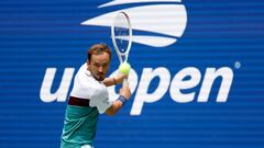 Daniil Medvedev devuelve un golpe de Attila Balazs en el US Open.
