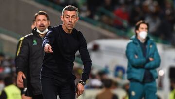 Pedro Caixinha durante un partido de Santos Laguna