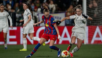 La delantera noruega del FC Barcelona, Graham (i), disputa el balón ante la delantera del Real Madrid, Athenea, del Castillo.