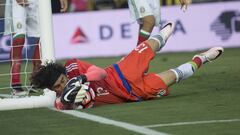 PSD212. PASADENA (EE.UU.), 09/06/2016.- El guardameta de M&eacute;xico Guillermo Ochoa ataja un bal&oacute;n ante Jamaica hoy, jueves 9 de junio de 2016, en un partido entre M&eacute;xico y Jamaica en el grupo C de la Copa Am&eacute;rica Centenario en Pasadena (EE.UU.). EFE/ARMANDO ARORIZO