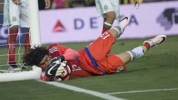 PSD212. PASADENA (EE.UU.), 09/06/2016.- El guardameta de México Guillermo Ochoa ataja un balón ante Jamaica hoy, jueves 9 de junio de 2016, en un partido entre México y Jamaica en el grupo C de la Copa América Centenario en Pasadena (EE.UU.). EFE/ARMANDO ARORIZO