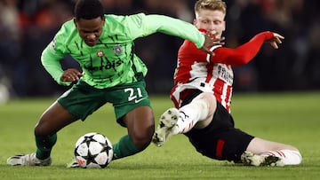 Catamo y Schouten pugnan por un balón en el suelo.