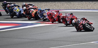 Los pilotos toman la salida del Gran Premio de Austria de MotoGP en el circuito Red Bull Ring de Spielberg. 
