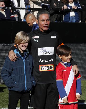 Antonio Manuel Álvarez Vélez, más conocido como Pitingo, antes del inicio del partido. 




