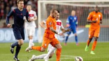 Sneijder conduce el bal&oacute;n ante un jugador turco.