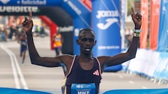 MADRID, 07/04/2024.- El keniano Mike Kipkorir entra vencedor en la Media Maratón de Madrid que se ha celebrado este domingo por las calles de la capital. EFE/Fernando Alvarado
