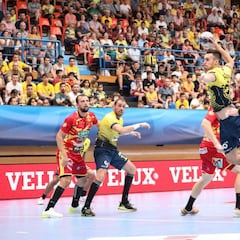 El Bidasoa disfruta en Artaleku con una goleada al Cocks