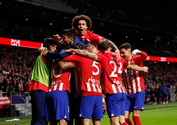 1-0. Ángel Correa se interna por la línea de fondo, asiste al delantero neerlandés que con su pie izquierdo empuja el balón al fondo de la portería de Orjan Haskjold.