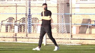 Álvaro Giménez, en la sesión del lunes, con ropa de calle y un aparatoso vendaje.