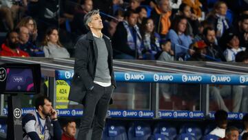 SAN SEBASTIÁN, 14/04/2024.- El entrenador de la Real Sociedad Imanol Alguacil, durante el partido de Liga de Primera División que su equipo disputa este domingo contra la UD Almería en el estadio Reale Arena de San Sebastián. EFE/Javier Etxezarreta
