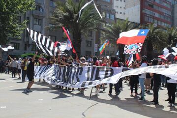 Hinchas de distintos clubes llegaron hasta Plaza Italia para ser parte de la manifestación más masiva. Hasta los archirrivales se tomaron fotografías juntos.