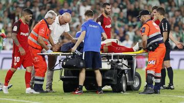 Mercado se retiró lesionado del derbi sevillano.