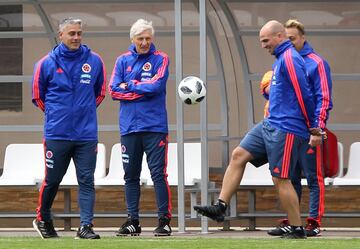 La Selección Colombia realizó su primer entrenamiento abierto al público en el estadio Sviyaga en Rusia, preparando el debut mundialista del 19 de junio ante Japón en Saransk. James y Barrios, los ausentes.