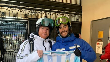 Saúl Canelo Álvarez, boxeador mexicano, con una playera de la Selección de fútbol de Argentina.