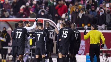 Jugadores de Canadá separan a Araujo de uno de sus compañeros