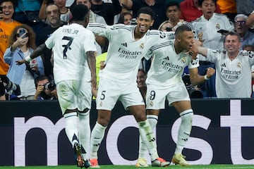 Vinicius, Bellingham y Mbappé celebran el gol del francés para abrir la lata del Stuttgart.
