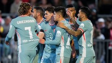 Felicitaciones a Julián tras marcar al Vic.