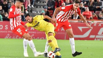 GRAF9664. ALMERÍA, 01/11/2018.- El centrocampista del Villarreal Santi Cazorla (c) disputa un balón con los jugadores del Almería Caballero (d) y Narváez (i), durante el partido de dieciseisavos final de la Copa del Rey que se