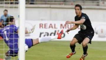 El jugador del C&oacute;rdoba CF. Pedro bate al portero del Real Murcia, Casto, en la jugada del primer gol, durante el partido de vuelta de la primera eliminatoria de la fase de ascenso a la Liga de Primera Divisi&oacute;n, que se ha disputado hoy en el estadio Nueva Condomina de Murcia. 