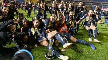 Las Águilas campeonas celebraron con la tradicional vuelta olímpica, aunque fue en campo ajeno. También presentaron el trofeo ante la afición azulcrema.