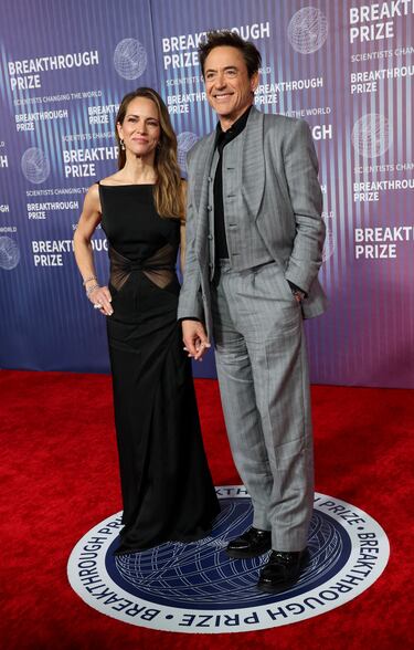 Robert Downey Jr. y Susan Downey posan en la alfombra roja de los Breakthrough Prize celebrados en la ciudad estadounidense de Los Ángeles.