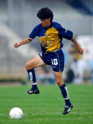 El talentoso volante deslumbró en Cobreloa y el 2000 llegó como fichaje estrella a Pumas. Se mantuvo hasta el 2001, aunque no pudo rendir como se esperaba.