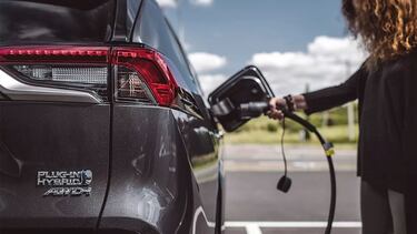 Autos híbridos enchufables o plug-in: Ventajas y desventajas   