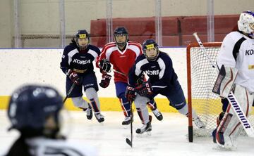 JIN01. JINCHEON (COREA DEL SUR), 30/01/2018.- Fotografía cedida por el Comité Olímpico y del Deporte de Corea hoy, martes 30 de enero de 2018, muestra a las jugadoras del equipo de hockey sobre hielo de Corea del Sur (camisetas negras) y Corea del Norte (camisetas rojas) durante una sesión de entrenamiento en Jincheon, (Corea del Sur), el 28 de enero de 2018. Corea formará un equipo unido para la competencia femenina de hockey sobre hielo en los Juegos Olímpicos PyeongChang 2018. EFE/Comité Olímpico y del Deporte de Corea/SOLO USO EDITORIAL/NO VENTAS