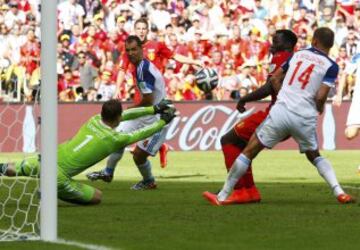Igor Akinfeev y Romelu Lukaku.